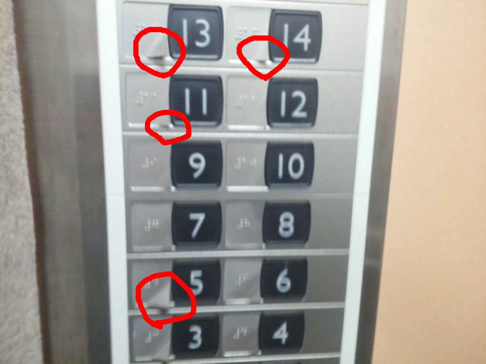 エレベーター点字銘板がはがれたのは意外な原因だった マンション情報お役立ちブログ