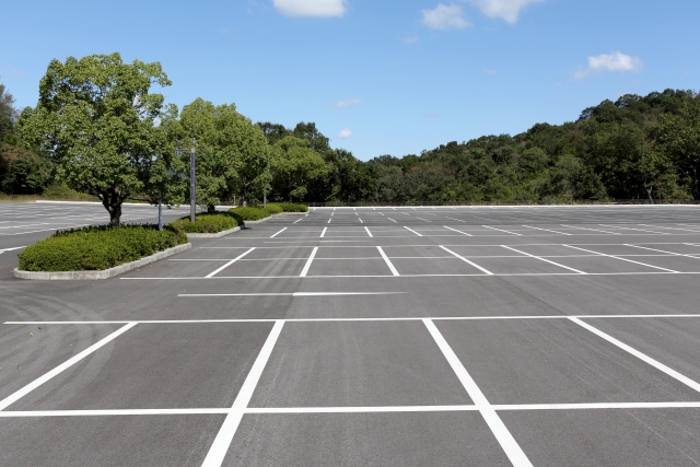 駐車場の白線の幅はどれくらい？高級車に注意書きでトラブル発生